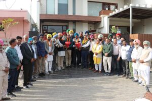 ਆਮ ਆਦਮੀ ਪਾਰਟੀ ਦੇ ਆਗੂ ਅਤੇ ਵਲੰਟੀਅਰਆਂ ਨੇ ਦੀਪਕ ਸੂਦ ਅਤੇ ਜਸਵੀਰ ਸਿੰਘ ਚੰਦੂਆ ਦਾ ਕੀਤਾ ਸਨਮਾਨ | DD Bharat